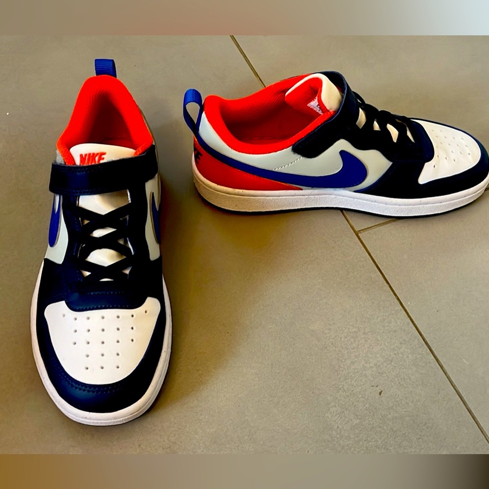Nike boys court sneakers size 2